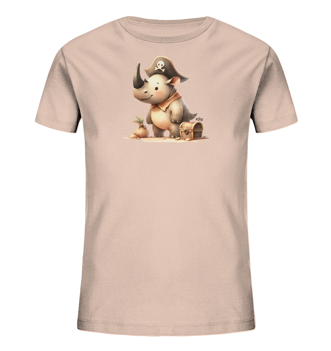 Onlineshop Shirts fuer Kinder - Das Bild zeigt ein helles Kinder-T-Shirt mit einem niedlichen Motiv eines Nashorns im Piratenkostuem. Das Nashorn traegt einen Piratenhut mit Totenkopf und ein Halstuch. Es steht auf einer sandigen Oberflaeche neben einem kleinen Sack und einer Schatztruhe. Das Design ist verspielt und detailreich.