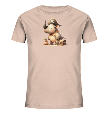 Onlineshop Shirts fuer Kinder - Das Bild zeigt ein helles Kinder-T-Shirt mit einem niedlichen Motiv eines Nashorns im Piratenkostuem. Das Nashorn traegt einen Piratenhut mit Totenkopf und ein Halstuch. Es steht auf einer sandigen Oberflaeche neben einem kleinen Sack und einer Schatztruhe. Das Design ist verspielt und detailreich.