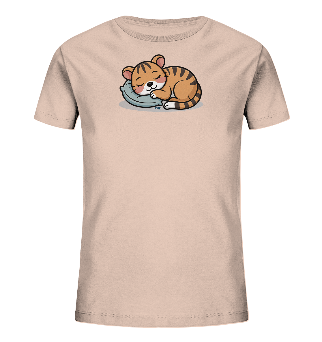 Onlineshop Shirts fuer Kinder - Das Bild zeigt ein hellbeiges Kinder-T-Shirt mit einem niedlichen Motiv eines schlafenden Tigerbabys. Das Tigerbaby ist zusammengerollt und liegt friedlich auf einem blaugrauen Kissen. Es hat geschlossene Augen und einen sanften Ausdruck, mit dem charakteristischen orange-schwarz gestreiften Fell. Das Design wirkt beruhigend und liebevoll, ideal fuer die Kleinsten.