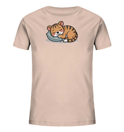 Onlineshop Shirts fuer Kinder - Das Bild zeigt ein hellbeiges Kinder-T-Shirt mit einem niedlichen Motiv eines schlafenden Tigerbabys. Das Tigerbaby ist zusammengerollt und liegt friedlich auf einem blaugrauen Kissen. Es hat geschlossene Augen und einen sanften Ausdruck, mit dem charakteristischen orange-schwarz gestreiften Fell. Das Design wirkt beruhigend und liebevoll, ideal fuer die Kleinsten.