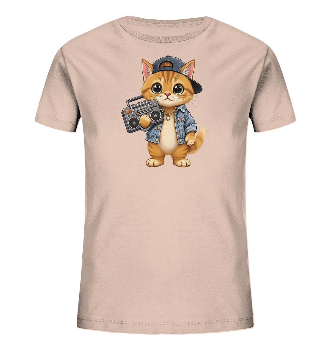 Onlineshop Shirts fuer Kinder - Das Bild zeigt ein hellrosa Kinder-T-Shirt mit einer coolen Cartoon-Katze als Motiv. Die orangefarbene Katze traegt eine Jeansjacke, eine Goldkette und eine Baseballkappe und haelt einen Ghettoblaster. Ihr Blick ist freundlich und verspielt. Das Design verleiht dem Shirt einen laessigen und trendigen Look.
