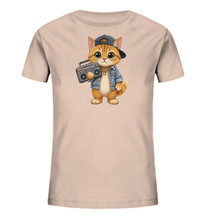Onlineshop Shirts fuer Kinder - Das Bild zeigt ein hellrosa Kinder-T-Shirt mit einer coolen Cartoon-Katze als Motiv. Die orangefarbene Katze traegt eine Jeansjacke, eine Goldkette und eine Baseballkappe und haelt einen Ghettoblaster. Ihr Blick ist freundlich und verspielt. Das Design verleiht dem Shirt einen laessigen und trendigen Look.