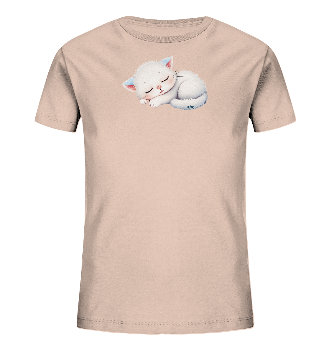 Onlineshop Shirts fuer Kinder - Das Bild zeigt ein hellbeiges Kinder-T-Shirt mit einem niedlichen Motiv eines schlafenden Kaetzchens. Das weisse Kaetzchen ist zusammengerollt und hat die Augen friedlich geschlossen. Seine Ohren zeigen eine leichte blaue Faerbung, was dem Design eine zarte Note verleiht. Das Motiv ist zentriert auf der Vorderseite des Shirts platziert.