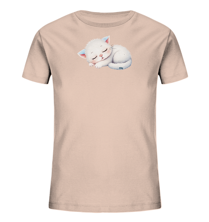 Onlineshop Shirts fuer Kinder - Das Bild zeigt ein hellbeiges Kinder-T-Shirt mit einem niedlichen Motiv eines schlafenden Kaetzchens. Das weisse Kaetzchen ist zusammengerollt und hat die Augen friedlich geschlossen. Seine Ohren zeigen eine leichte blaue Faerbung, was dem Design eine zarte Note verleiht. Das Motiv ist zentriert auf der Vorderseite des Shirts platziert.