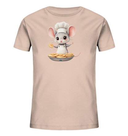 Onlineshop Shirts fuer Kinder - Das Bild zeigt ein hellrosafarbenes T-Shirt fuer Kinder. Auf der Vorderseite ist eine niedliche Maus als Koch dargestellt, komplett mit Kochmuetze und Schuerze. Die Maus haelt ein herzfoermiges Gebaeckstueck in der Pfote und praesentiert eine Pfanne voller weiterer goldener Pfannkuchen. Dieses verspielte Motiv verleiht dem Shirt einen charmanten und backbegeisterten Charakter.