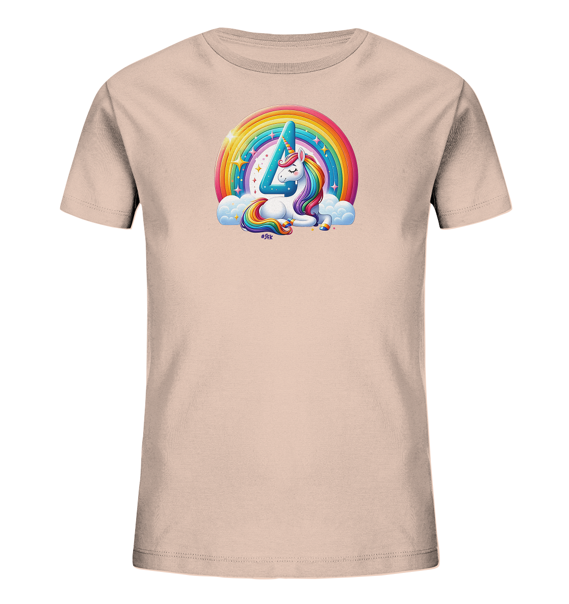 Onlineshop Shirts fuer Kinder - Das Bild zeigt ein hellrosa Kinder-T-Shirt mit einem farbenfrohen Einhorn-Motiv auf der Vorderseite. Ein liegendes Einhorn mit bunter Regenbogenmaehne ruht auf Wolken unter einem strahlenden Regenbogen. Die Zahl '4' ist kreativ in das Horn des Einhorns integriert. Funkelnde Sterne und leuchtende Farben verleihen dem Design einen zauberhaften Look.
