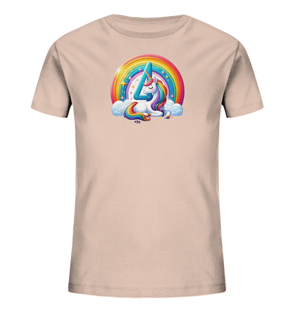 Onlineshop Shirts fuer Kinder - Das Bild zeigt ein hellrosa Kinder-T-Shirt mit einem farbenfrohen Einhorn-Motiv auf der Vorderseite. Ein liegendes Einhorn mit bunter Regenbogenmaehne ruht auf Wolken unter einem strahlenden Regenbogen. Die Zahl '4' ist kreativ in das Horn des Einhorns integriert. Funkelnde Sterne und leuchtende Farben verleihen dem Design einen zauberhaften Look.