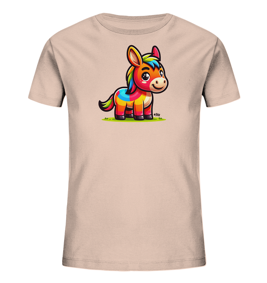 Onlineshop Shirts fuer Kinder - Das Bild zeigt ein Kinder-T-Shirt in einem hellen Beigeton. Auf der Vorderseite ist eine bunte, cartoonhafte Abbildung eines Esels oder Ponys zu sehen. Das Tier hat eine regenbogenfarbene Maehne und Koerperzeichnung und steht auf gruenem Gras. Die Grafik ist lebendig und farbenfroh.