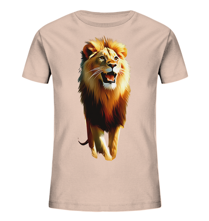 Onlineshop Shirts fuer Kinder - Das Bild zeigt ein hellrosa farbenes Kinder-T-Shirt. Auf der Vorderseite ist ein detailreiches, kuenstlerisch gestaltetes Loewenmotiv abgebildet. Der Loewe steht aufrecht, blickt nach oben und hat das Maul geoeffnet, dargestellt in kraeftigen Gold- und Brauntoenen. Das Design wirkt eindrucksvoll und lebendig, ideal fuer Tierliebhaber.