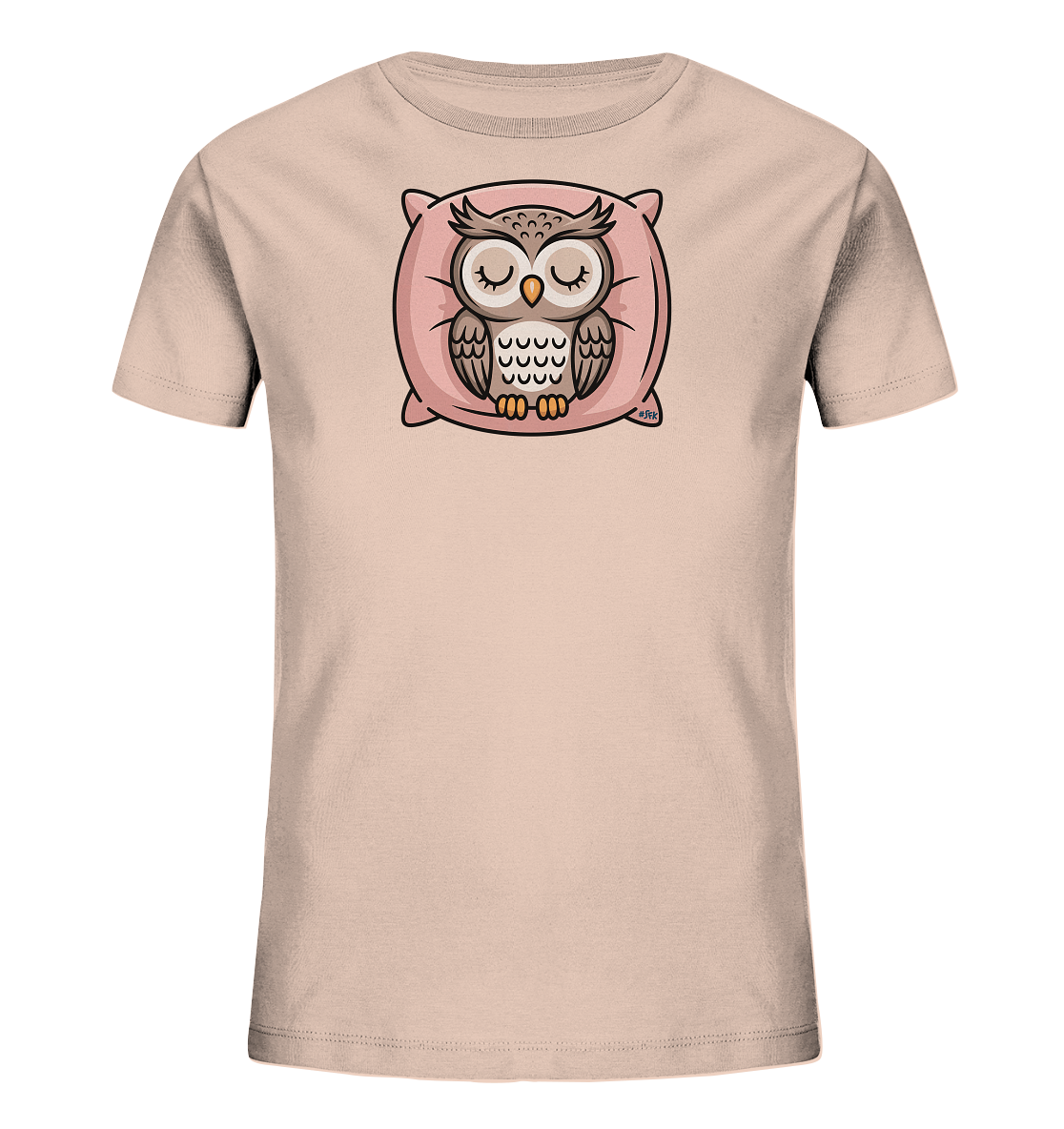 Onlineshop Shirts fuer Kinder - Das Bild zeigt ein hellbeiges Kinder-T-Shirt mit einem niedlichen Aufdruck einer schlafenden Eule. Die Eule hat die Augen geschlossen und sitzt auf einem weichen, pinkfarbenen Kissen. Ihr Gefieder ist in verschiedenen Brauntoenen gehalten, was einen beruhigenden Effekt erzeugt. Das Motiv strahlt Ruhe und Gemuetlichkeit aus, ideal fuer kleine Schlafmuetzen.