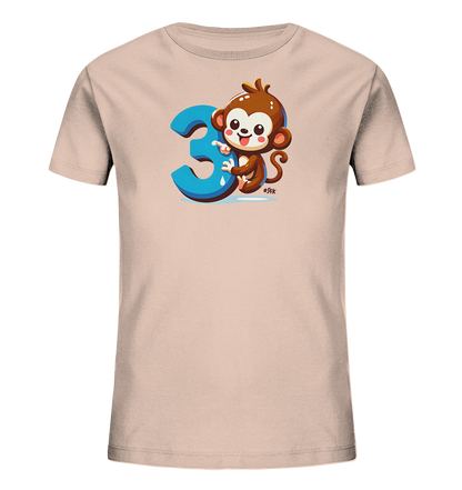 Onlineshop Shirts fuer Kinder - Das Bild zeigt ein hellrosafarbenes T-Shirt fuer Kinder mit einer grossen Grafik auf der Vorderseite. Die Grafik zeigt einen niedlichen Cartoon-Affen, der neben einer grossen, blauen Ziffer '3' sitzt. Der Affe hat ein freundliches Laecheln und umarmt die glaenzende Zahl. Das Design ist farbenfroh und verspielt, ideal fuer ein Kinderoutfit.