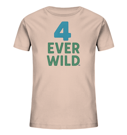 Onlineshop Shirts fuer Kinder - Das Bild zeigt ein cremefarbenes T-Shirt fuer Kinder. Auf der Vorderseite ist zentral die grosse Zahl '4' in Blau platziert. Darunter steht in gruener Schrift der Text "EVER WILD". Das Design ist einfach und auf den Schriftzug fokussiert, was dem Shirt einen klaren Look verleiht.