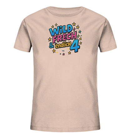 Onlineshop Shirts fuer Kinder - Dieses hellbeige T-Shirt fuer Kinder zeigt eine farbenfrohe Grafik im Pop-Art-Stil auf der Vorderseite. Der Aufdruck enthaelt den Text "WILD FRECH & endlich 4" in blauer und pinker Schrift, umgeben von gelben Sternen und blauen Blitzen. Das Design wirkt dynamisch und feierlich.