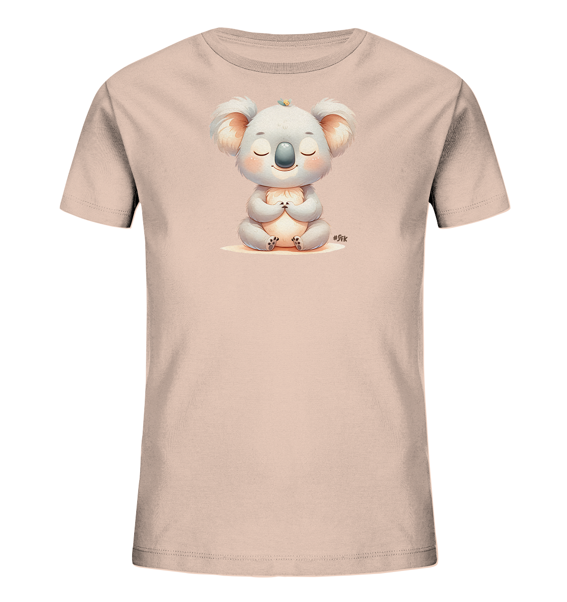 Onlineshop Shirts fuer Kinder - Das Bild zeigt ein hellrosa T-Shirt fuer Kinder mit einem niedlichen Aufdruck. Zu sehen ist ein kleiner Koala, der entspannt im Schneidersitz sitzt und die Augen geschlossen hat. Ein kleines gelbes Detail sitzt auf seinem Kopf. Dieses Motiv verleiht dem Shirt einen ruhigen und freundlichen Charakter.