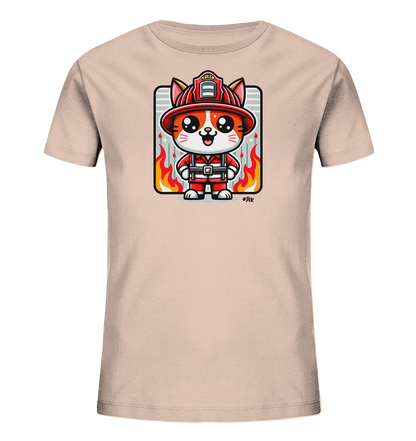 Onlineshop Shirts fuer Kinder - Dieses T-Shirt in einem sanften Rosa zeigt eine niedliche Illustration einer Katze im Feuerwehr-Outfit. Die cartoonartige Katze traegt einen roten Helm und eine Uniform, umgeben von stilisierten Flammen. Die Grafik ist farbenfroh und detailreich dargestellt. Das Design verleiht dem Shirt einen verspielten und mutigen Charakter.