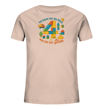 Onlineshop Shirts fuer Kinder - Das Bild zeigt ein hellrosafarbenes T-Shirt mit einer farbenfrohen Grafik auf der Vorderseite. Im Zentrum steht die Zahl Vier, die aus bunten Baukloetzen geformt ist. Rundherum sind spielerische Elemente wie kleine Haeuser, ein LKW und ein Bauhelm abgebildet, ergaenzt durch den Text "Ich baue mir die Welt wie sie mir gefaellt". Das Design wirkt kreativ und thematisiert das Bauen.