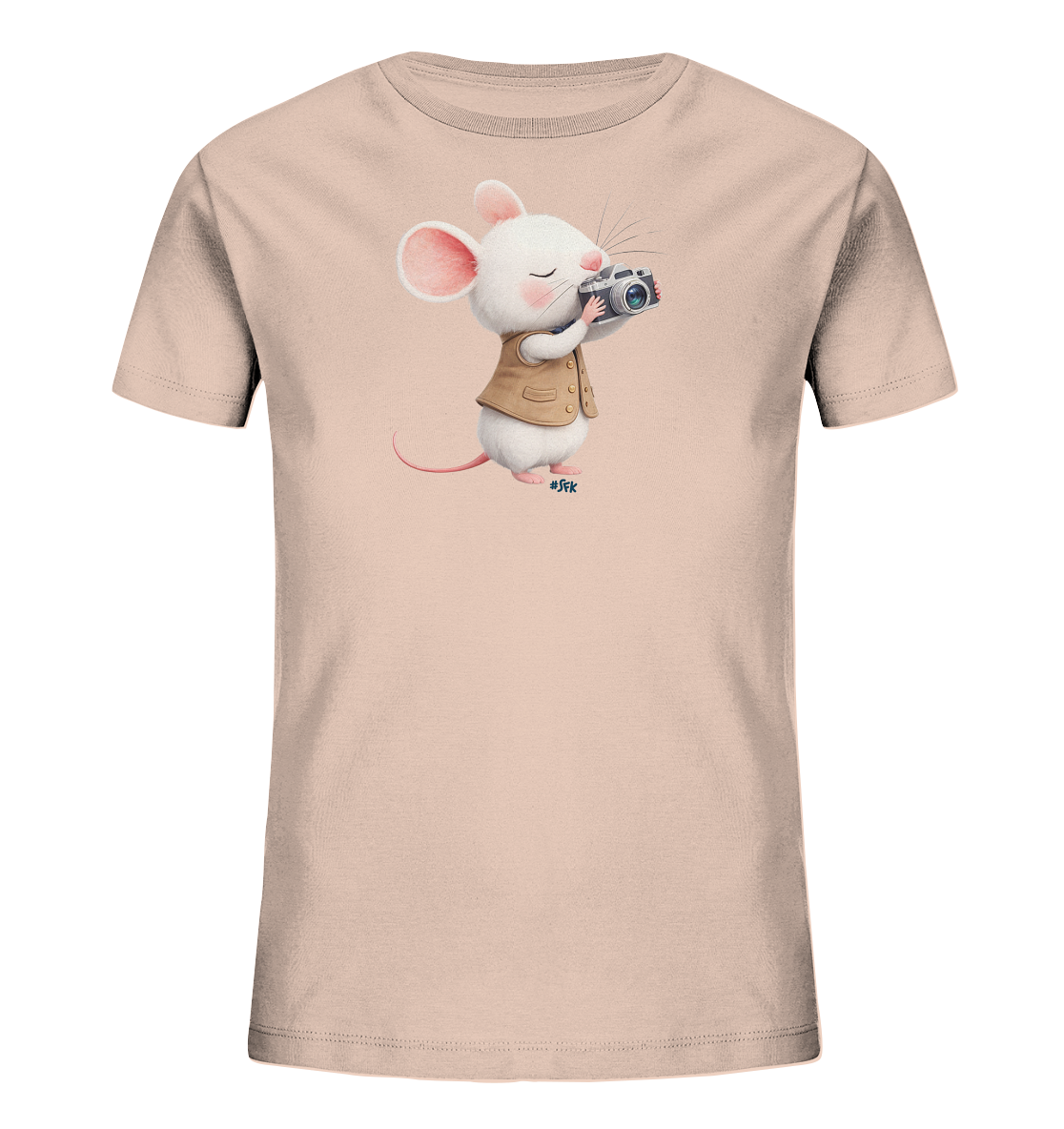 Onlineshop Shirts fuer Kinder - Das Bild praesentiert ein Kinder-T-Shirt in einem sanften Beigeton. Auf der Vorderseite ist eine entzueckende weisse Maus abgebildet, die eine braune Weste traegt. Die Maus haelt eine Retro-Kamera hoch und scheint gerade ein Foto zu machen, wobei ihre Augen geschlossen sind. Dieses charmante und detailreiche Motiv verleiht dem Shirt einen verspielten Charakter.