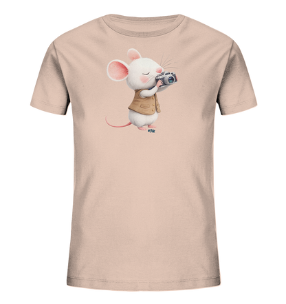 Onlineshop Shirts fuer Kinder - Das Bild praesentiert ein Kinder-T-Shirt in einem sanften Beigeton. Auf der Vorderseite ist eine entzueckende weisse Maus abgebildet, die eine braune Weste traegt. Die Maus haelt eine Retro-Kamera hoch und scheint gerade ein Foto zu machen, wobei ihre Augen geschlossen sind. Dieses charmante und detailreiche Motiv verleiht dem Shirt einen verspielten Charakter.