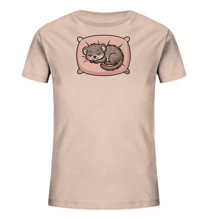 Onlineshop Shirts fuer Kinder - Das Bild zeigt ein hellrosafarbenes Kinder-T-Shirt. Auf der Vorderseite ist eine niedliche, braune Maus dargestellt, die friedlich auf einem rosa Kissen schlaeft. Die Maus ist zusammengerollt und hat geschlossene Augen, was ein gemuetliches Motiv erzeugt. Das gesamte Design strahlt Ruhe und Suesse aus.