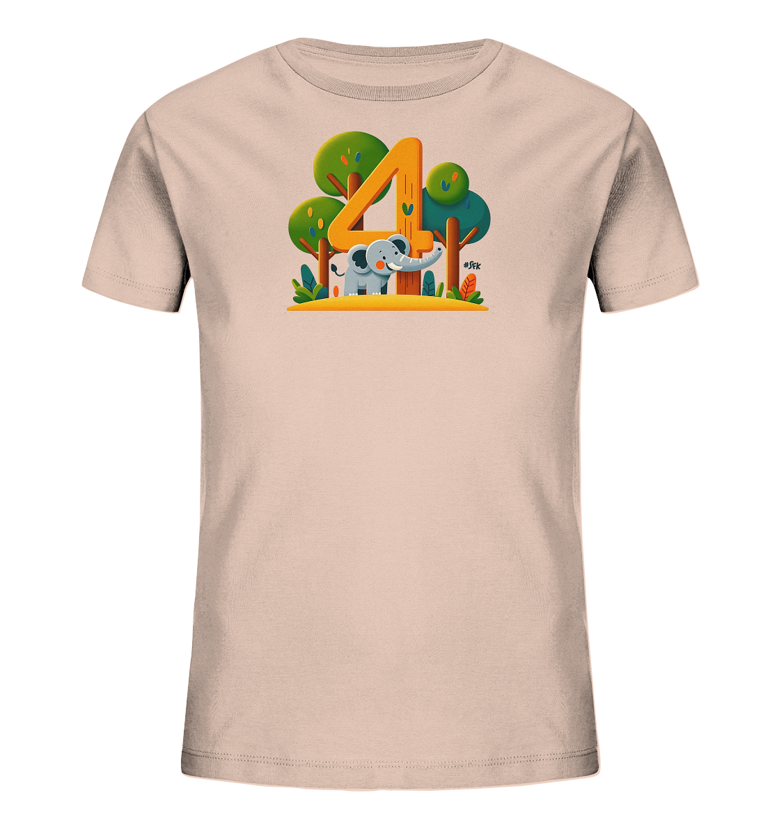 Onlineshop Shirts fuer Kinder - Dieses T-Shirt in einem sanften Rosaton praesentiert eine grosse orangefarbene Zahl 4. Davor ist ein suesser Cartoon-Elefant dargestellt, umgeben von stilisierten Baeumen und Pflanzen. Das Motiv schafft eine verspielte Dschungel- oder Waldatmosphaere. Es ist ein froehliches Design fuer Kinder.