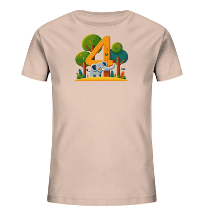 Onlineshop Shirts fuer Kinder - Dieses T-Shirt in einem sanften Rosaton praesentiert eine grosse orangefarbene Zahl 4. Davor ist ein suesser Cartoon-Elefant dargestellt, umgeben von stilisierten Baeumen und Pflanzen. Das Motiv schafft eine verspielte Dschungel- oder Waldatmosphaere. Es ist ein froehliches Design fuer Kinder.
