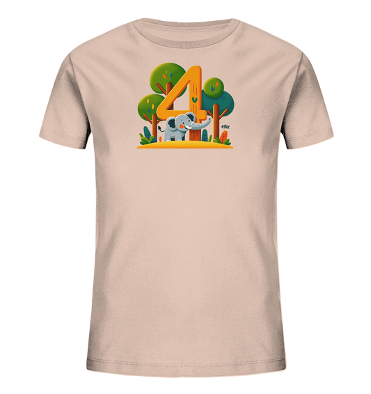 Onlineshop Shirts fuer Kinder - Dieses T-Shirt in einem sanften Rosaton praesentiert eine grosse orangefarbene Zahl 4. Davor ist ein suesser Cartoon-Elefant dargestellt, umgeben von stilisierten Baeumen und Pflanzen. Das Motiv schafft eine verspielte Dschungel- oder Waldatmosphaere. Es ist ein froehliches Design fuer Kinder.