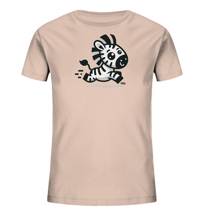 Onlineshop Shirts fuer Kinder - Das Bild zeigt ein Kinder-T-Shirt in einem zarten Rosaton. Auf der Vorderseite ist ein niedliches, cartoonartiges Zebra abgebildet, das zu sprinten scheint. Das Zebra hat grosse Augen und ein freundliches Laecheln, umgeben von Bewegungslinien, die Dynamik vermitteln. Das Design ist verspielt und ansprechend fuer junge Traeger.