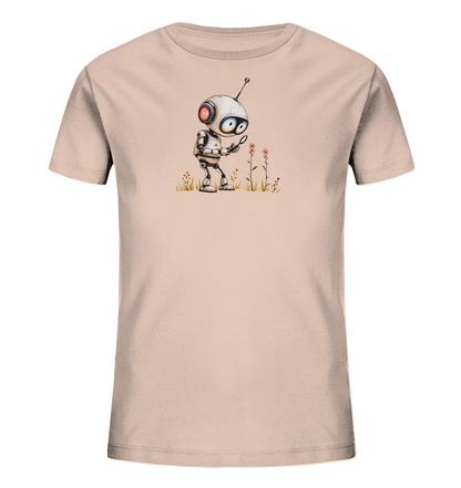 Onlineshop Shirts für Kinder - Das Bild zeigt ein hellrosafarbenes Kinder-T-Shirt. Auf der Vorderseite befindet sich eine Illustration eines kleinen, detailreich gestalteten Roboters. Der Roboter steht in einer Wiese mit Gras und einigen kleinen Blüten und betrachtet eine rosa Blume mit einer Lupe. Die Grafik ist im Comic-Stil gehalten und verleiht dem Shirt einen neugierigen und verspielten Charakter.