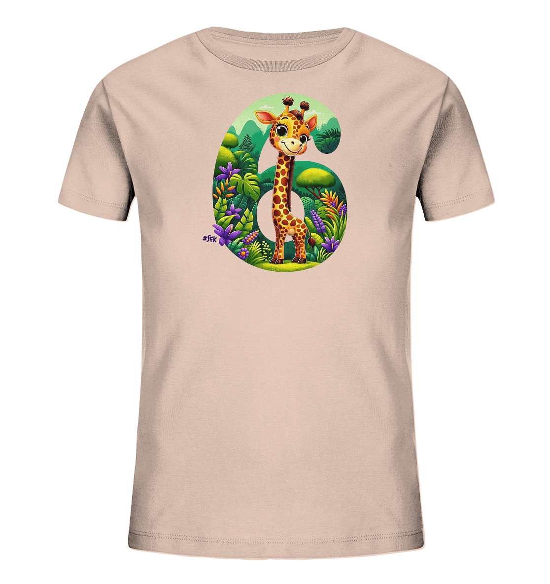 Onlineshop Shirts fuer Kinder - Das Bild zeigt ein hellrosa Kinder-T-Shirt mit einem grossen Aufdruck. Der Aufdruck stellt die Zahl "6" dar, gefuellt mit einer lebhaften Dschungelszene. In der Szene steht eine freundlich laechelnde Cartoon-Giraffe inmitten ueppiger Vegetation und bunter Blumen. Berge bilden den Hintergrund dieses farbenfrohen Designs.