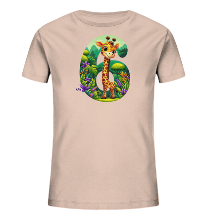 Onlineshop Shirts fuer Kinder - Das Bild zeigt ein hellrosa Kinder-T-Shirt mit einem grossen Aufdruck. Der Aufdruck stellt die Zahl "6" dar, gefuellt mit einer lebhaften Dschungelszene. In der Szene steht eine freundlich laechelnde Cartoon-Giraffe inmitten ueppiger Vegetation und bunter Blumen. Berge bilden den Hintergrund dieses farbenfrohen Designs.