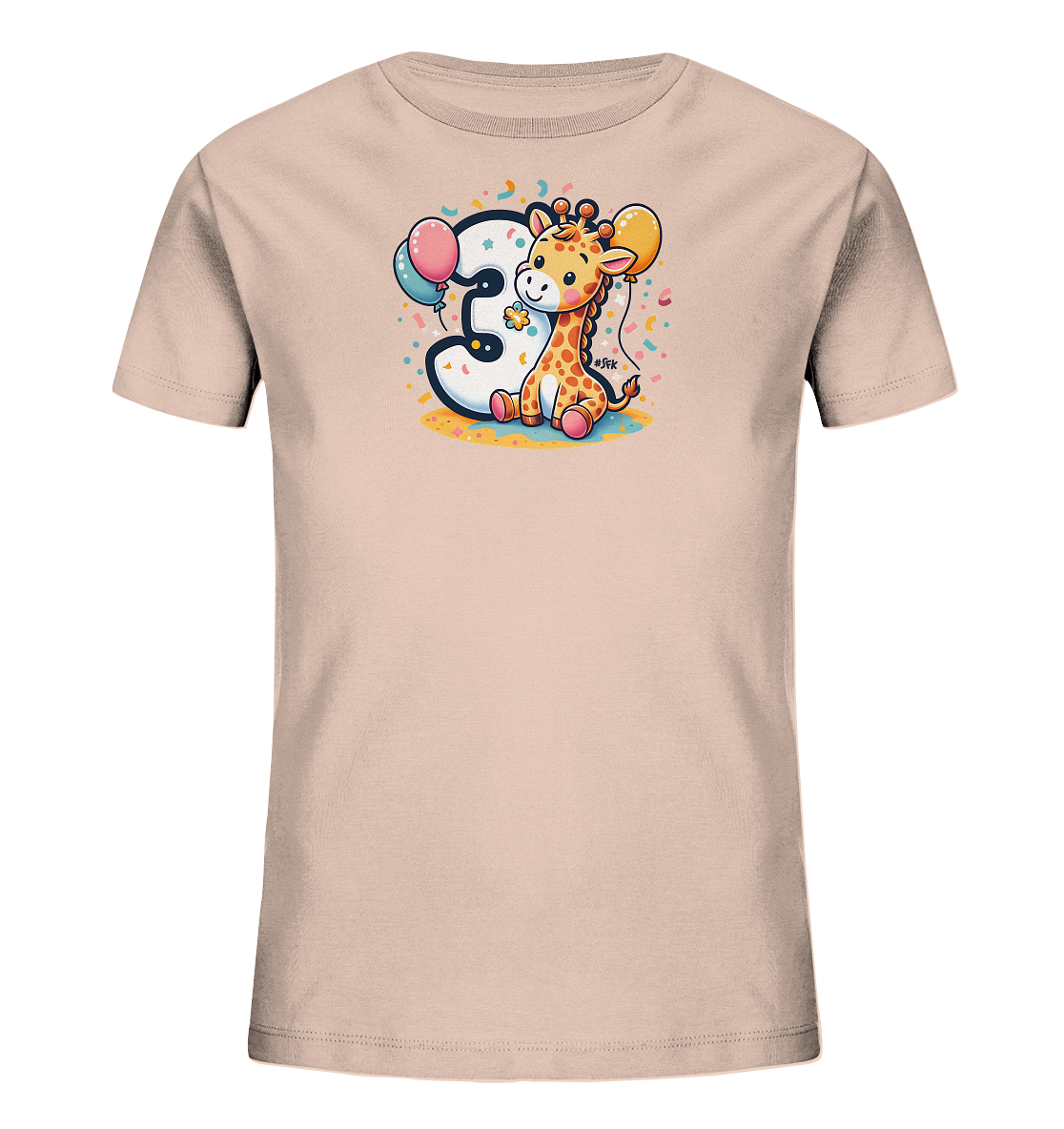 Onlineshop Shirts fuer Kinder - Das Bild zeigt ein hellbeiges Kinder T-Shirt mit einem grossen Motiv der Zahl Drei und einer suessen Giraffe. Die Giraffe sitzt neben der Zahl und haelt einen Luftballon, waehrend weitere Ballons an der Drei befestigt sind. Das Design ist mit bunten Konfetti-aehnlichen Elementen verziert. Es ist ein froehliches Motiv, das sich gut fuer den dritten Geburtstag eignet.