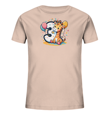 Onlineshop Shirts fuer Kinder - Das Bild zeigt ein hellbeiges Kinder T-Shirt mit einem grossen Motiv der Zahl Drei und einer suessen Giraffe. Die Giraffe sitzt neben der Zahl und haelt einen Luftballon, waehrend weitere Ballons an der Drei befestigt sind. Das Design ist mit bunten Konfetti-aehnlichen Elementen verziert. Es ist ein froehliches Motiv, das sich gut fuer den dritten Geburtstag eignet.