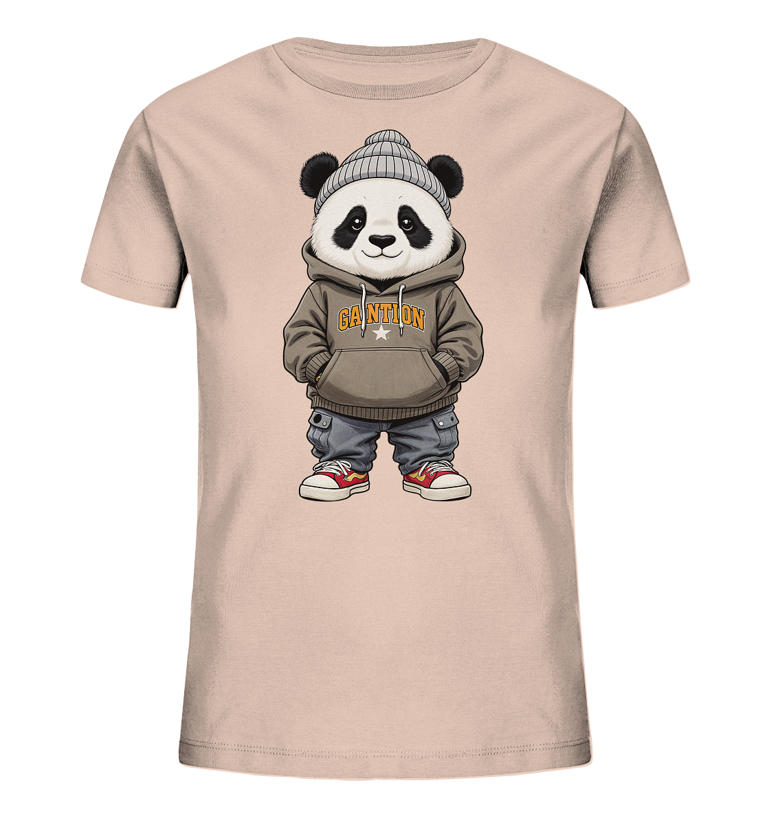 Onlineshop Shirts fuer Kinder - Das Bild zeigt ein hellbeiges Kinder-T-Shirt mit einem niedlichen Panda-Motiv auf der Vorderseite. Der Panda traegt eine graue Muetze, einen braunen Hoodie mit der Aufschrift "GANTION" und eine Sternengrafik sowie blaue Hosen und rote Sneakers. Die Darstellung ist verspielt und detailreich, ideal fuer Kinder. Das Design vermittelt einen laessigen und modernen Stil.