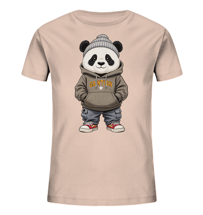Onlineshop Shirts fuer Kinder - Das Bild zeigt ein hellbeiges Kinder-T-Shirt mit einem niedlichen Panda-Motiv auf der Vorderseite. Der Panda traegt eine graue Muetze, einen braunen Hoodie mit der Aufschrift "GANTION" und eine Sternengrafik sowie blaue Hosen und rote Sneakers. Die Darstellung ist verspielt und detailreich, ideal fuer Kinder. Das Design vermittelt einen laessigen und modernen Stil.