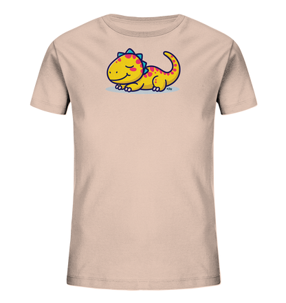 Onlineshop Shirts fuer Kinder - Das Bild zeigt ein hellbeiges Kinder-T-Shirt mit einem niedlichen gelben Dinosaurier-Motiv auf der Vorderseite. Der Cartoon-Dinosaurier liegt entspannt da, hat rosa Punkte und blaue Zacken auf dem Ruecken. Das Motiv wirkt verspielt und freundlich, mit geschlossenen Augen und einem sanften Laecheln.