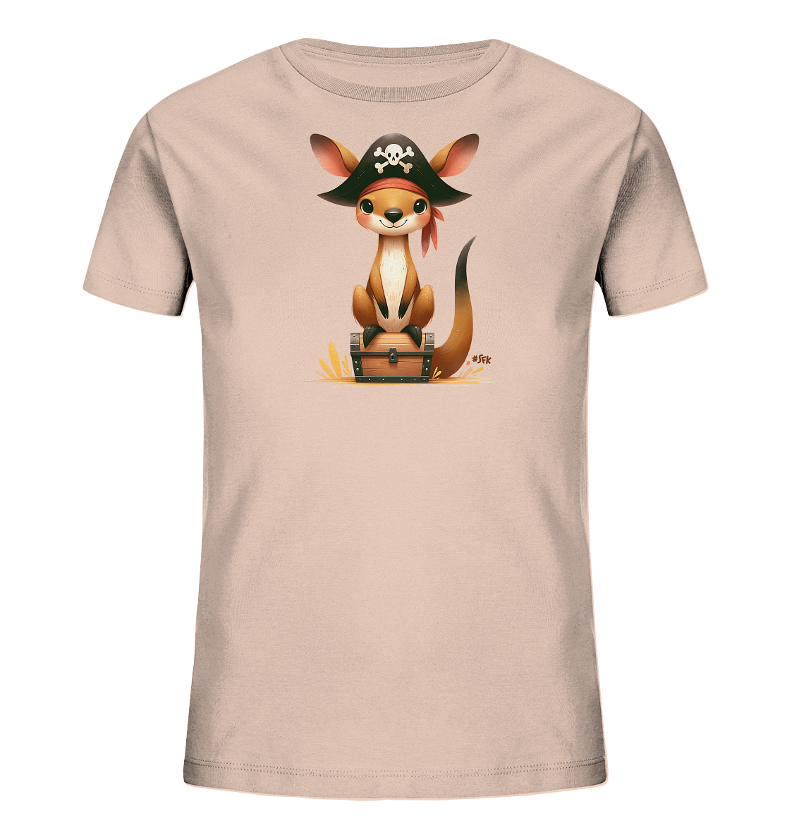 Onlineshop Shirts fuer Kinder - Das Bild zeigt ein hellbeiges Kinder-T-Shirt mit einem niedlichen Motiv auf der Vorderseite. Darauf ist ein Cartoon-Kaenguru abgebildet, das als Pirat verkleidet ist. Es traegt einen Piratenhut mit Totenkopf und sitzt auf einer Schatzkiste. Das Design wirkt froehlich und abenteuerlich.