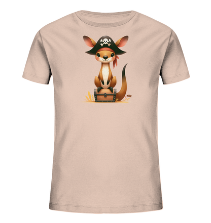 Onlineshop Shirts fuer Kinder - Das Bild zeigt ein hellbeiges Kinder-T-Shirt mit einem niedlichen Motiv auf der Vorderseite. Darauf ist ein Cartoon-Kaenguru abgebildet, das als Pirat verkleidet ist. Es traegt einen Piratenhut mit Totenkopf und sitzt auf einer Schatzkiste. Das Design wirkt froehlich und abenteuerlich.