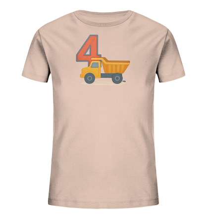 Onlineshop Shirts fuer Kinder - Das Bild zeigt ein hellbeigefarbenes T-Shirt mit einem Motiv fuer Kinder. Auf der Vorderseite ist eine grosse, orangefarbene Zahl "4" mit grauem Rand abgebildet. Daneben faehrt ein gelber Spielzeug-LKW auf sandigem Untergrund. Das Design ist einfach und froehlich gestaltet.