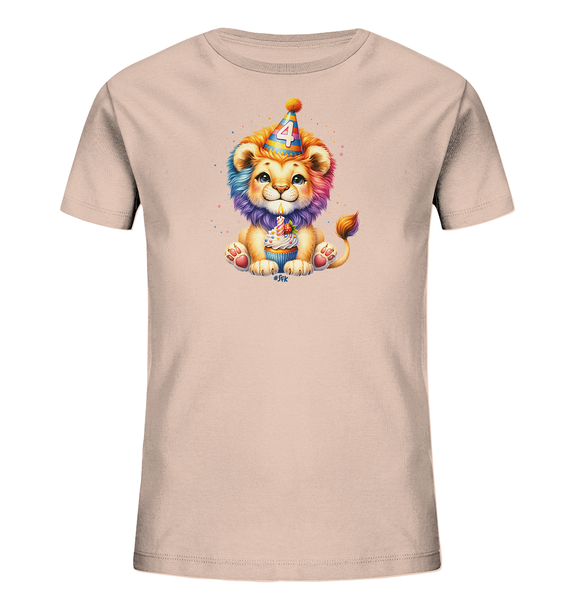 Onlineshop Shirts für Kinder - Das Bild zeigt ein helles Kinder-T-Shirt, bedruckt mit einem niedlichen, cartoonhaften Löwenjunges. Der Löwe trägt einen bunten Partyhut mit der Zahl '4' und sitzt vor einem Cupcake mit einer brennenden Kerze. Die Illustration ist farbenfroh mit Spritzereffekten im Hintergrund, was dem Motiv eine fröhliche Note verleiht. Dieses festliche Design eignet sich hervorragend für einen besonderen Anlass wie einen Geburtstag.