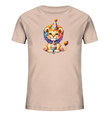 Onlineshop Shirts für Kinder - Das Bild zeigt ein helles Kinder-T-Shirt, bedruckt mit einem niedlichen, cartoonhaften Löwenjunges. Der Löwe trägt einen bunten Partyhut mit der Zahl '4' und sitzt vor einem Cupcake mit einer brennenden Kerze. Die Illustration ist farbenfroh mit Spritzereffekten im Hintergrund, was dem Motiv eine fröhliche Note verleiht. Dieses festliche Design eignet sich hervorragend für einen besonderen Anlass wie einen Geburtstag.