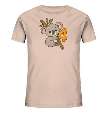 Onlineshop Shirts fuer Kinder - Das Bild zeigt ein hellrosa/pfirsichfarbenes Kinder T-Shirt. Auf der Vorderseite ist eine niedliche Illustration eines Koalas zu sehen, der sich an einem Ast festhaelt. Neben dem Koala ist die Zahl '4' in einem kraeftigen Orangeton platziert. Dieses Design ist verspielt und eignet sich gut fuer Kinder.