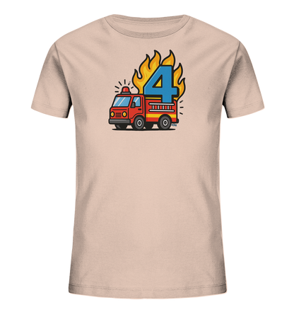 Onlineshop Shirts fuer Kinder - Das Bild zeigt ein beigefarbenes Kinder-T-Shirt mit einem lebendigen Aufdruck. Zu sehen ist ein rotes Feuerwehrauto mit Details in Blau und Gelb. Hinter dem Fahrzeug ragt eine grosse blaue Zahl Vier empor, umgeben von stilisierten Flammen in Gelb und Orange. Dieses farbenfrohe Motiv ist zentral auf der Vorderseite platziert.