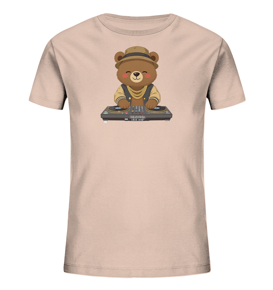 Onlineshop Shirts fuer Kinder - Das Bild zeigt ein hellbeiges Kinder-T-Shirt mit einem niedlichen Cartoon-Baerenmotiv. Der Baer traegt einen Hut, eine goldene Kette und eine Jacke. Er steht laechelnd hinter einem DJ-Mischpult mit zwei Plattenspielern. Das Design verleiht dem Shirt einen verspielten und musikalischen Charakter.