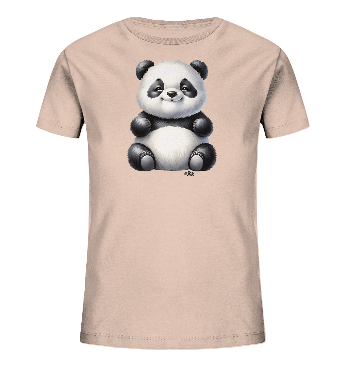 Onlineshop Shirts fuer Kinder - Das Bild zeigt ein hellrosafarbenes T-Shirt fuer Kinder. Auf der Vorderseite ist eine detailreiche Illustration eines sitzenden Baby-Pandas zu sehen. Der Panda hat ein freundliches Laecheln und flauschiges Fell. Das Design ist verspielt und niedlich, ideal fuer junge Traeger.