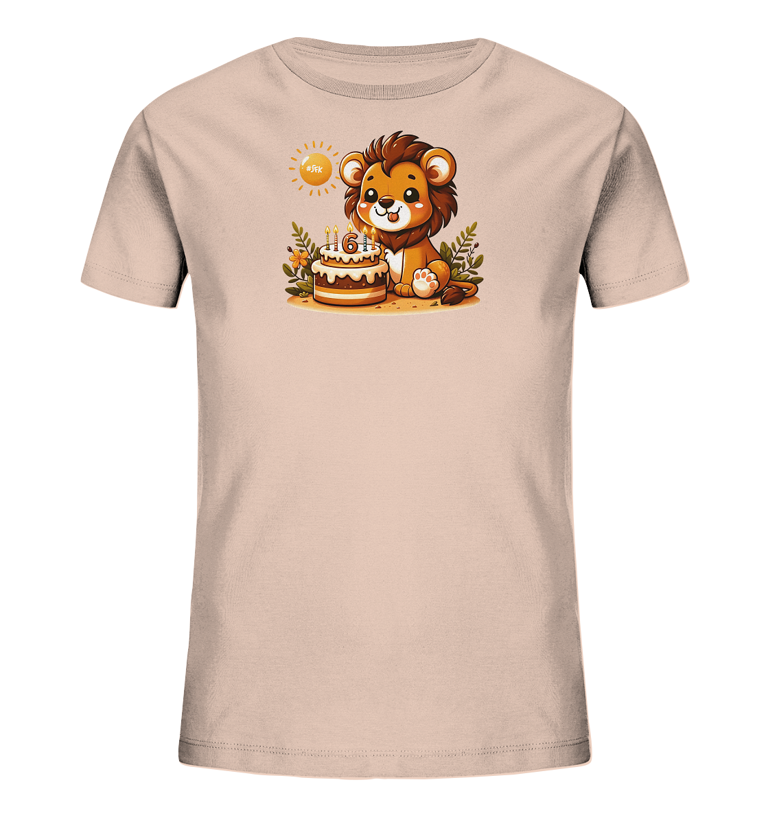 Onlineshop Shirts fuer Kinder - Das Bild zeigt ein hellbeiges T-Shirt mit einem entzueckenden, cartoonartigen Loewenmotiv auf der Vorderseite. Ein niedlicher Loewe sitzt neben einem dekorierten Geburtstagskuchen mit drei brennenden Kerzen. Die Kerzen auf dem Kuchen formen deutlich die Zahl Sechs. Kleine Blaetter und eine stilisierte Sonne runden das froehliche Geburtstagsmotiv ab.