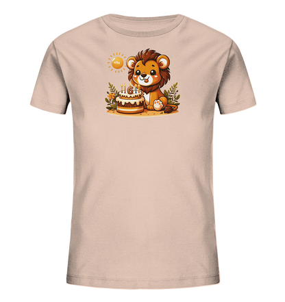Onlineshop Shirts fuer Kinder - Das Bild zeigt ein hellbeiges T-Shirt mit einem entzueckenden, cartoonartigen Loewenmotiv auf der Vorderseite. Ein niedlicher Loewe sitzt neben einem dekorierten Geburtstagskuchen mit drei brennenden Kerzen. Die Kerzen auf dem Kuchen formen deutlich die Zahl Sechs. Kleine Blaetter und eine stilisierte Sonne runden das froehliche Geburtstagsmotiv ab.