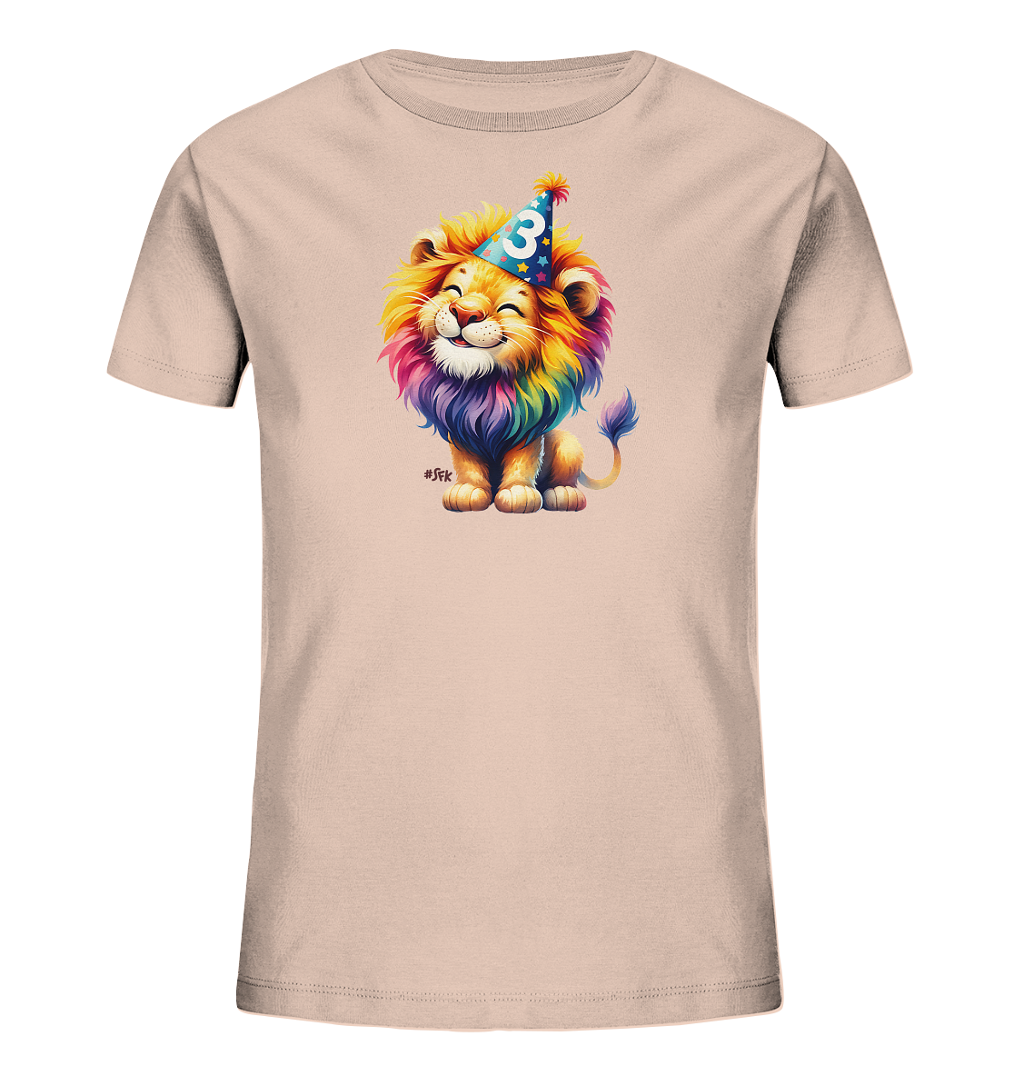 Onlineshop Shirts fuer Kinder - Das Bild zeigt ein hellrosa Kinder-T-Shirt mit einem farbenfrohen Motiv. Darauf ist ein suesser, laechelnder Cartoon-Loewe mit einer Regenbogenmaehne zu sehen. Der Loewe traegt einen blauen Partyhut, auf dem die Zahl 3 abgebildet ist. Das Design ist verspielt und ideal fuer Kinder.