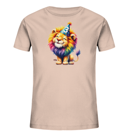 Onlineshop Shirts fuer Kinder - Das Bild zeigt ein hellrosa Kinder-T-Shirt mit einem farbenfrohen Motiv. Darauf ist ein suesser, laechelnder Cartoon-Loewe mit einer Regenbogenmaehne zu sehen. Der Loewe traegt einen blauen Partyhut, auf dem die Zahl 3 abgebildet ist. Das Design ist verspielt und ideal fuer Kinder.