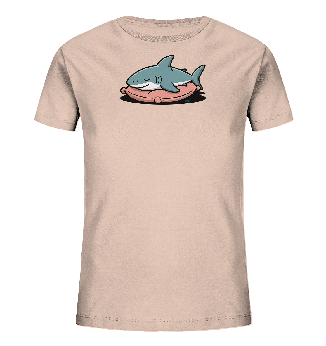 Onlineshop Shirts fuer Kinder - Das Bild zeigt ein hellbeiges Kinder-T-Shirt mit einem niedlichen Aufdruck. Ein cartoonhafter, hellblauer Hai liegt schlafend auf einem rosafarbenen Kissen. Die Augen des Hais sind geschlossen und sein Ausdruck ist friedlich. Das Design ist verspielt und wirkt beruhigend, ideal fuer ein Kinderoutfit.