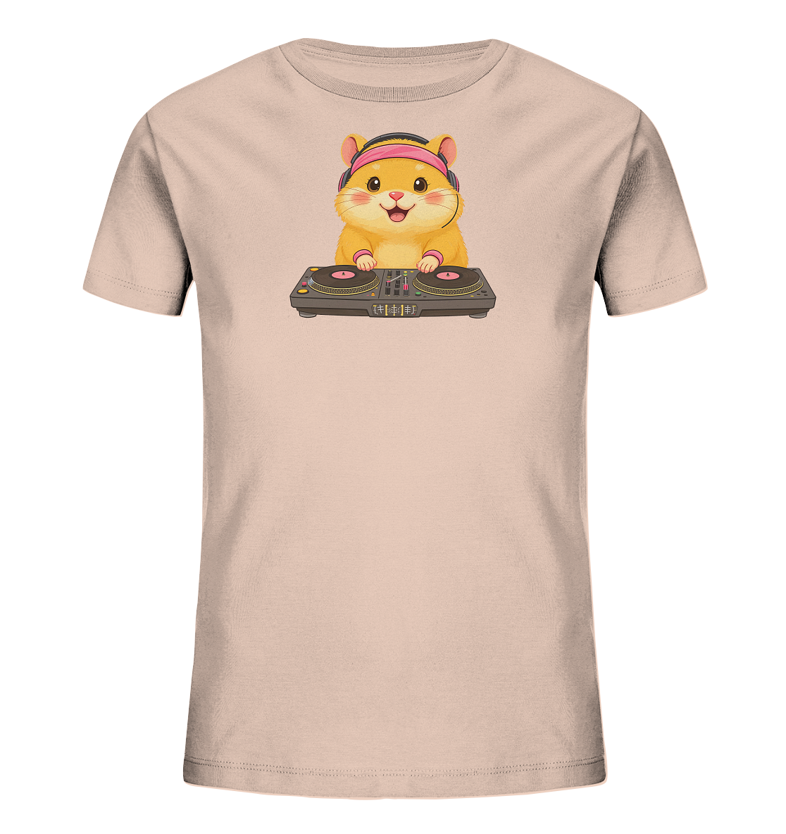 Onlineshop Shirts fuer Kinder - Das Bild zeigt ein hellbeiges Kinder-T-Shirt, das mit einem froehlichen Cartoon-Hamster bedruckt ist. Der Hamster traegt pinke Kopfhoerer und steht laechelnd an einem DJ-Mischpult. Die Pfoten sind auf den Plattentellern positioniert, was eine spielerische Szene kreiert. Dieses Design verleiht dem Shirt einen verspielten und musikalischen Charakter.